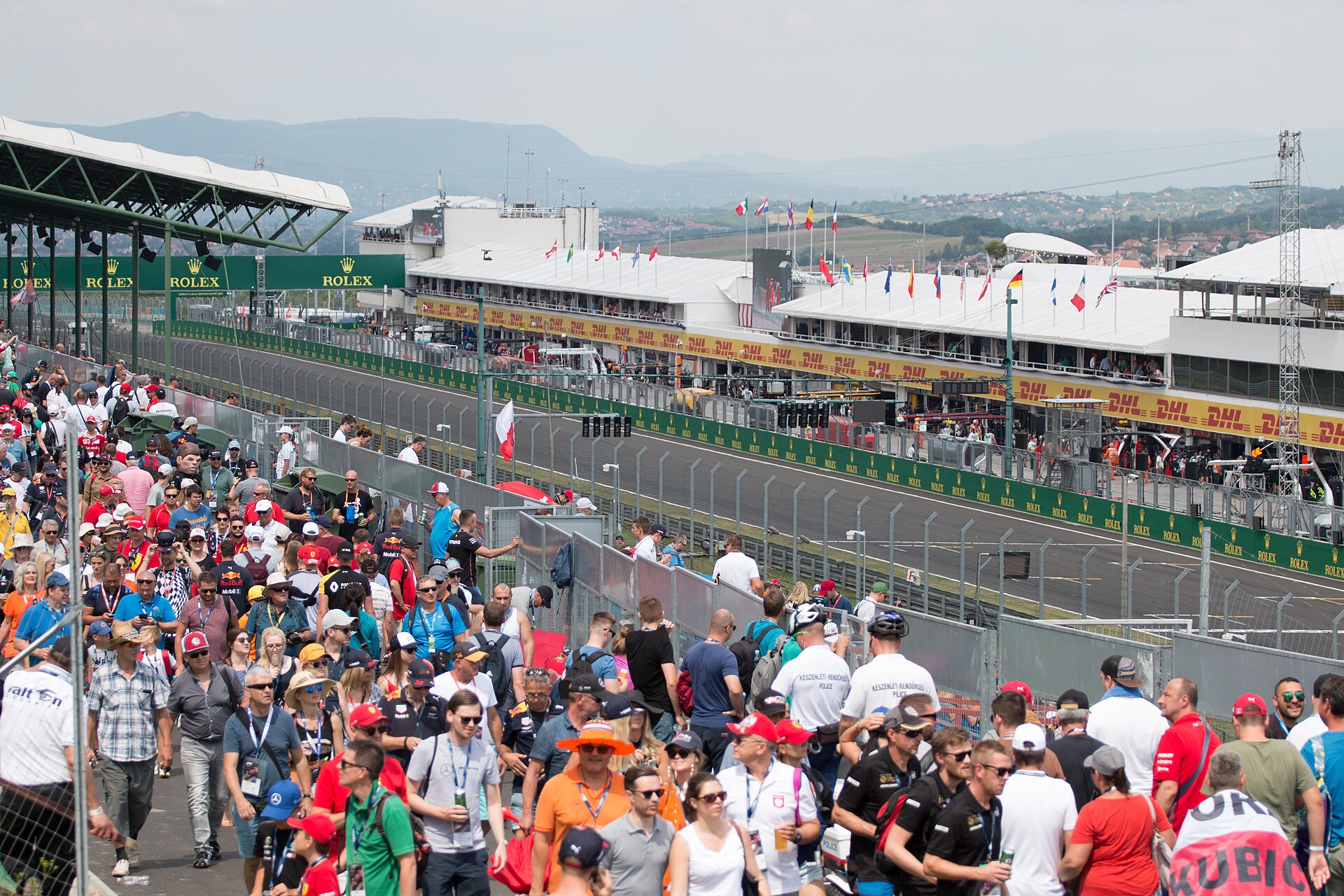 Recta principal del Hungaroring llena de público antes de un Gran Premio