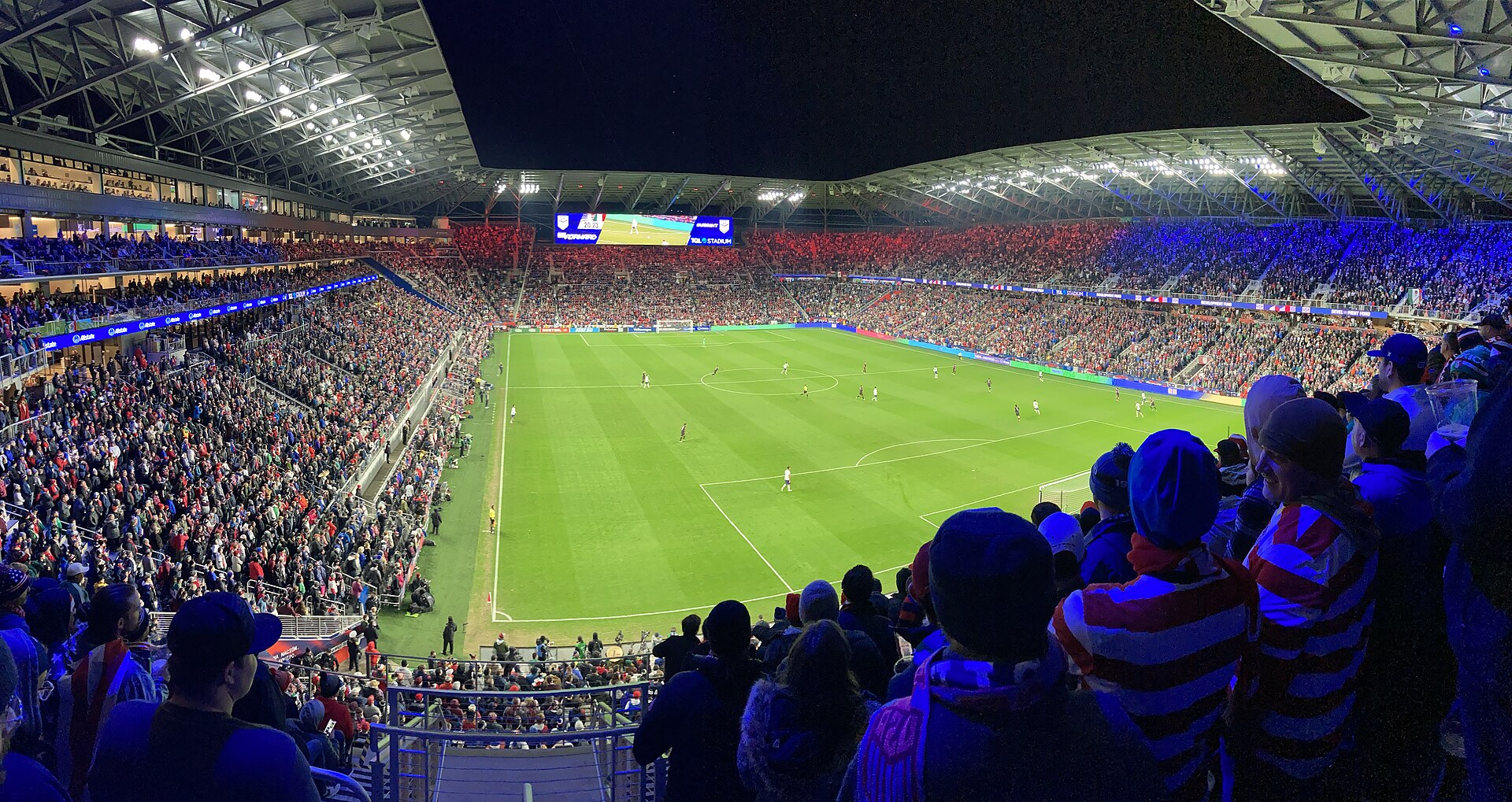 Estadio iluminado y lleno una noche de partido
